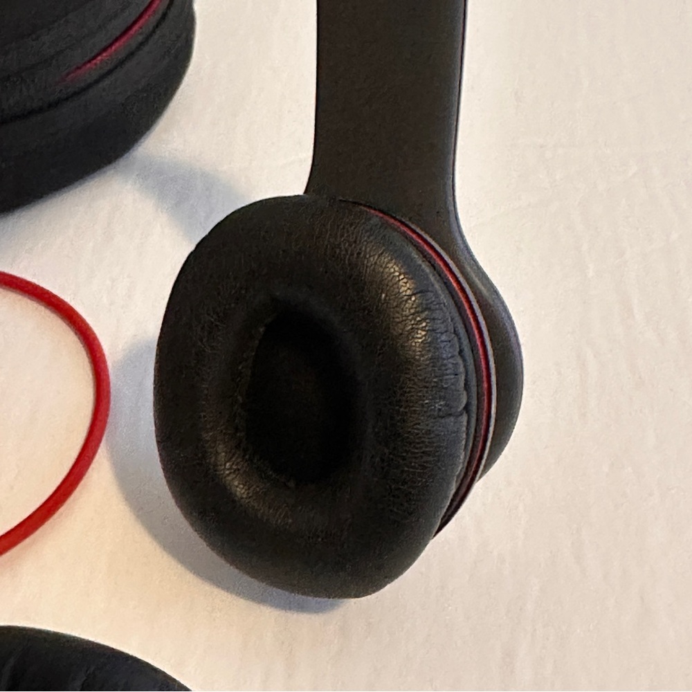 Beats by Dre Solo HD Wired Over-Ear Headphones Black Red Preowned - Picture 4 of 8